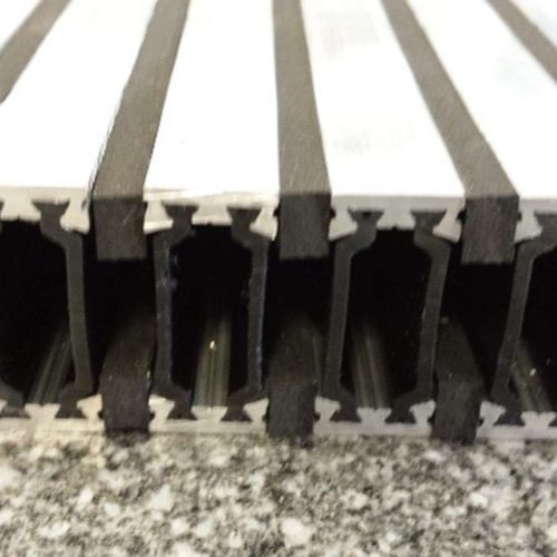 Estudio comparativo entre la atenuación acústica de perfiles de aluminio fríos con perfiles de Aluminio con RPT