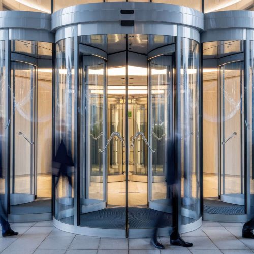 Puertas giratorias: elegancia con propósito