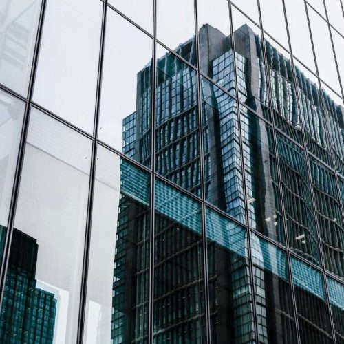 El diseño de fachadas de vidrio: consideraciones clave en el uso de selladores estructurales y de intemperie