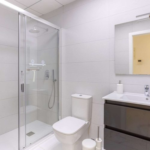 Vidrio templado y herrajes inoxidables: innovación y diseño en los canceles de baño contemporáneos