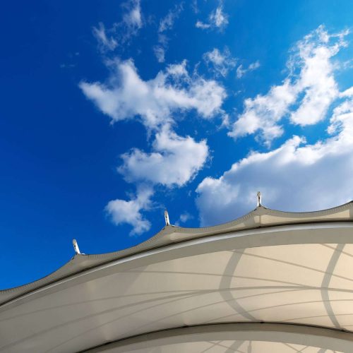 Arquitectura que respira: la nueva era de los tejidos técnicos y la protección solar