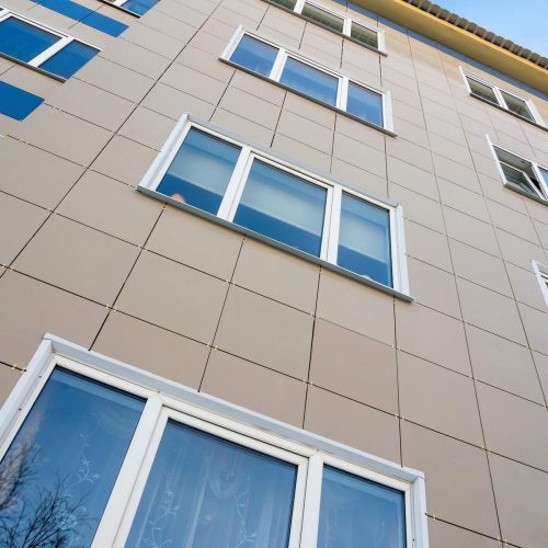 Fachadas del futuro: cuando la cerámica y el aluminio se encuentran