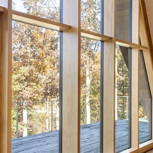 La nueva piel de la arquitectura: muros cortina híbridos que revalorizan la madera